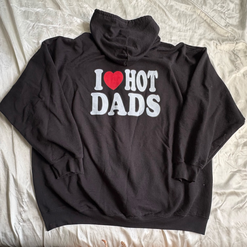 Gildan Black 'I Heart Hot Dads' Hoodie